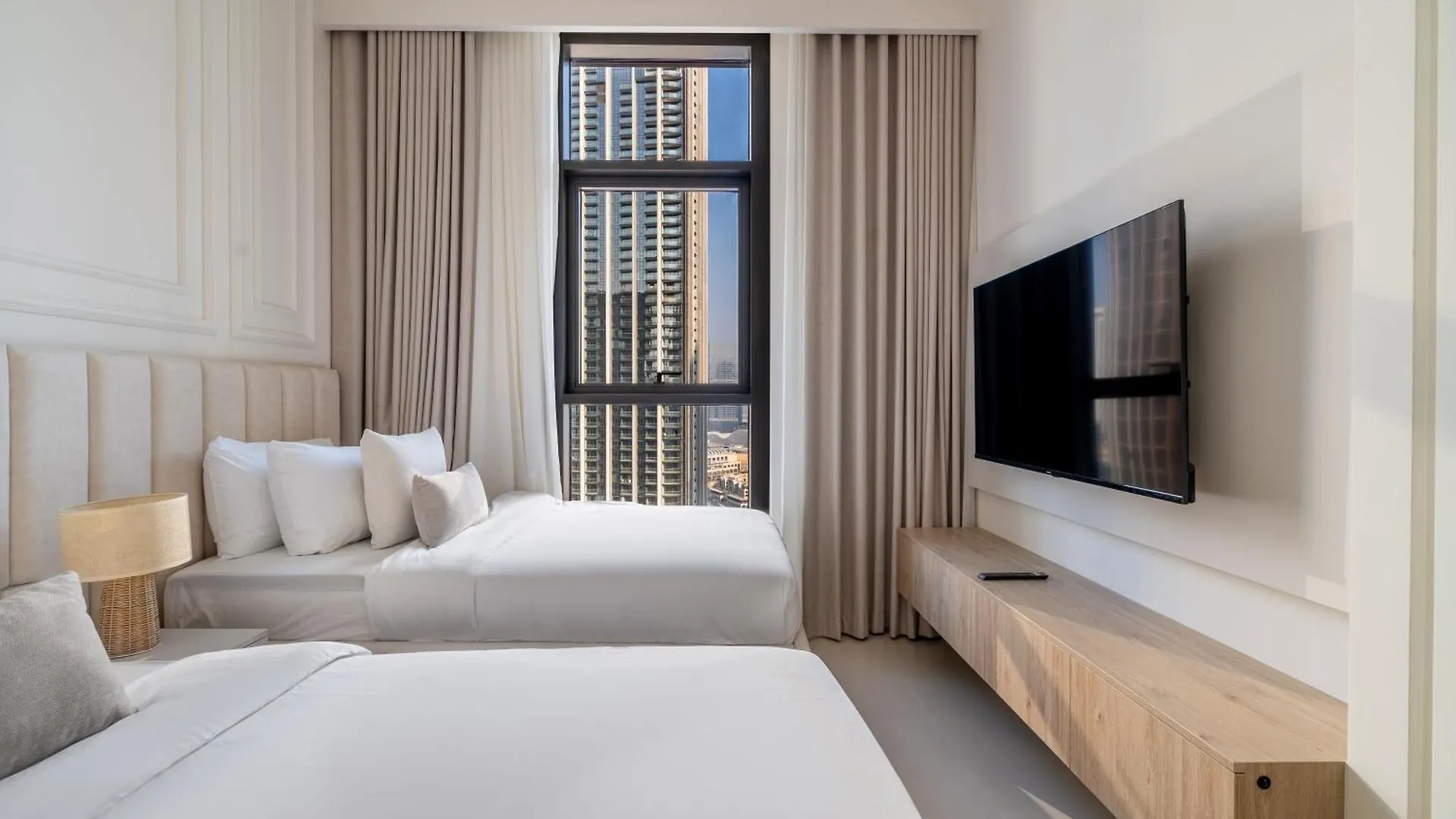 Dubai Luxe Stay Burj Khalifa Views & Mall Access Apartment
