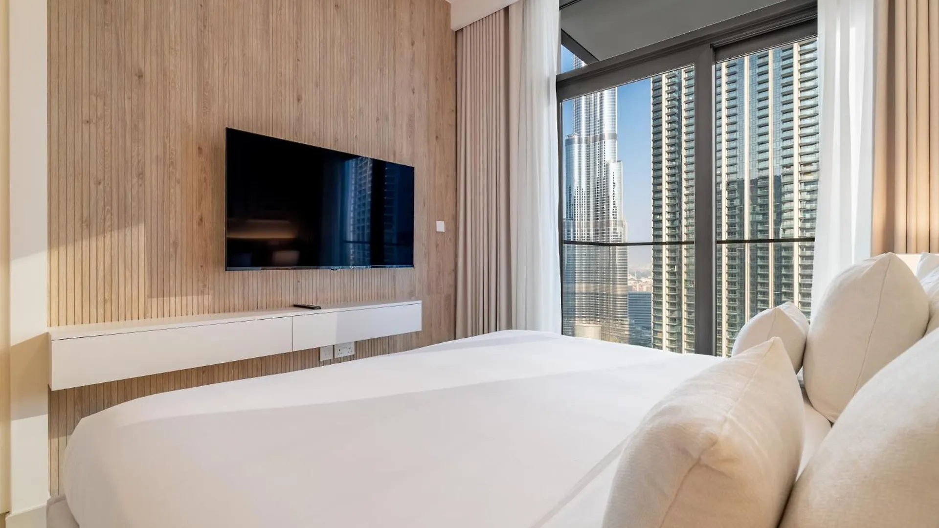 Dubai Luxe Stay Burj Khalifa Views & Mall Access Apartment