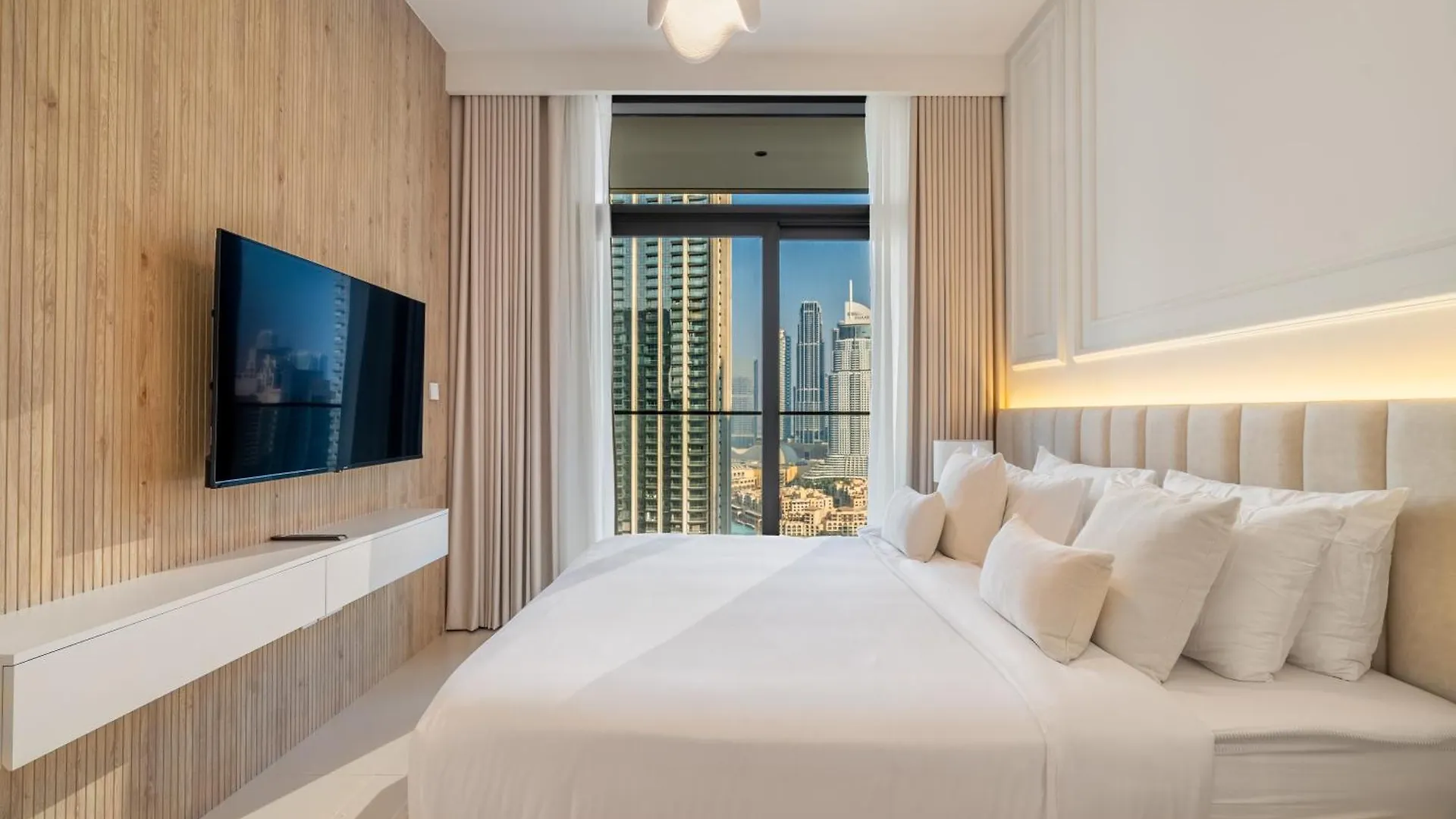 Dubai Luxe Stay Burj Khalifa Views & Mall Access